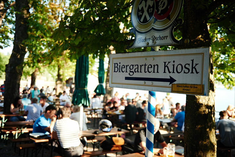 Bild zu 10 Cozy beer gardens right on the waterfront