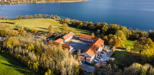 Vogelperspektive auf einen Hof am See