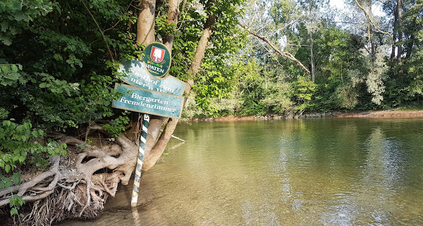 Biergarten-Schild im Wasser