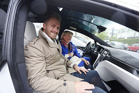 zwei Personen in einem Auto