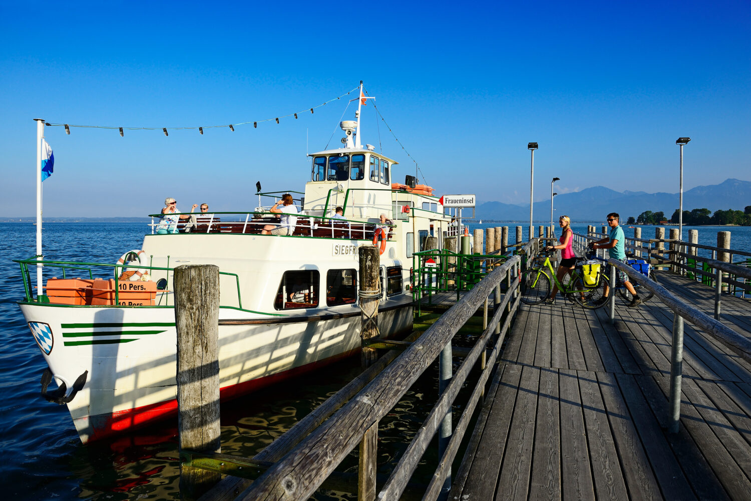 Die Fähren am Chiemsee nehmen auch Räder mit.
