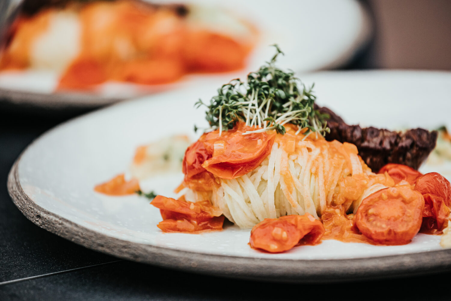 mit Kirschtomaten und einer Kartoffel-Bärlauch-Hanföl  – Vinaigrette
