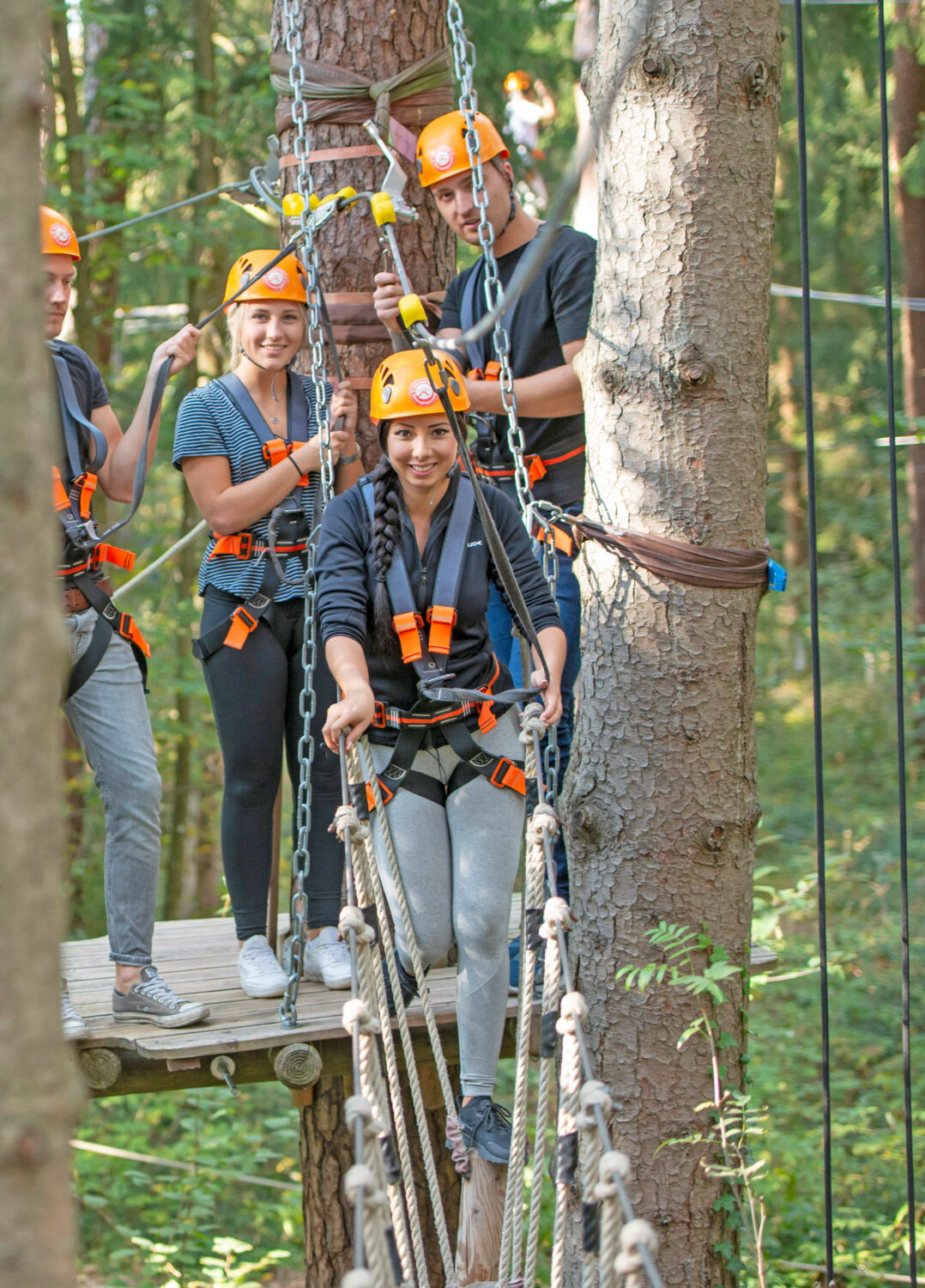 Spaß mit Freunden im Kletterwald.