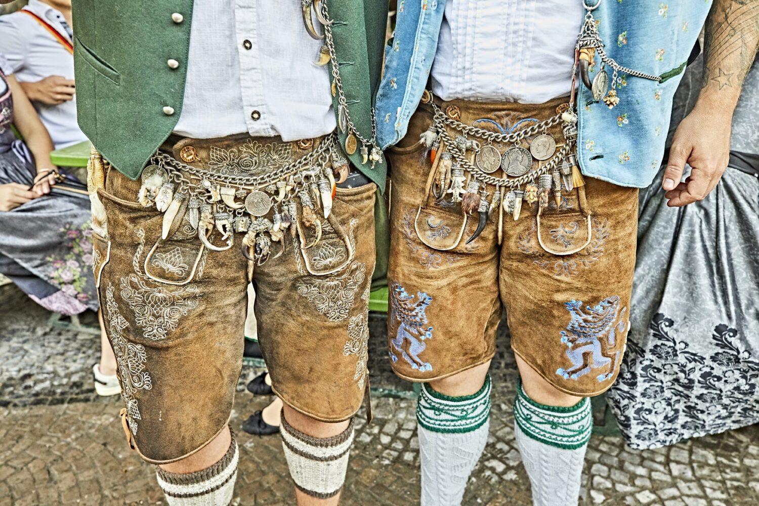 Lederhosen mit Charivari (Schmuckkette) und Loferl (Wadenwärmer)
