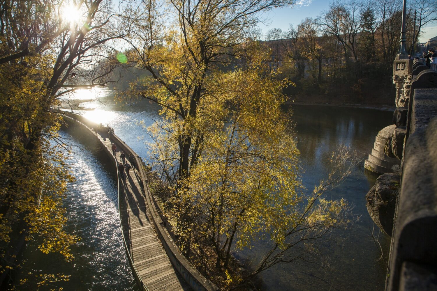 In bunte Farben getaucht zeigen sich die Wasser-Radlwege in neuem Licht.