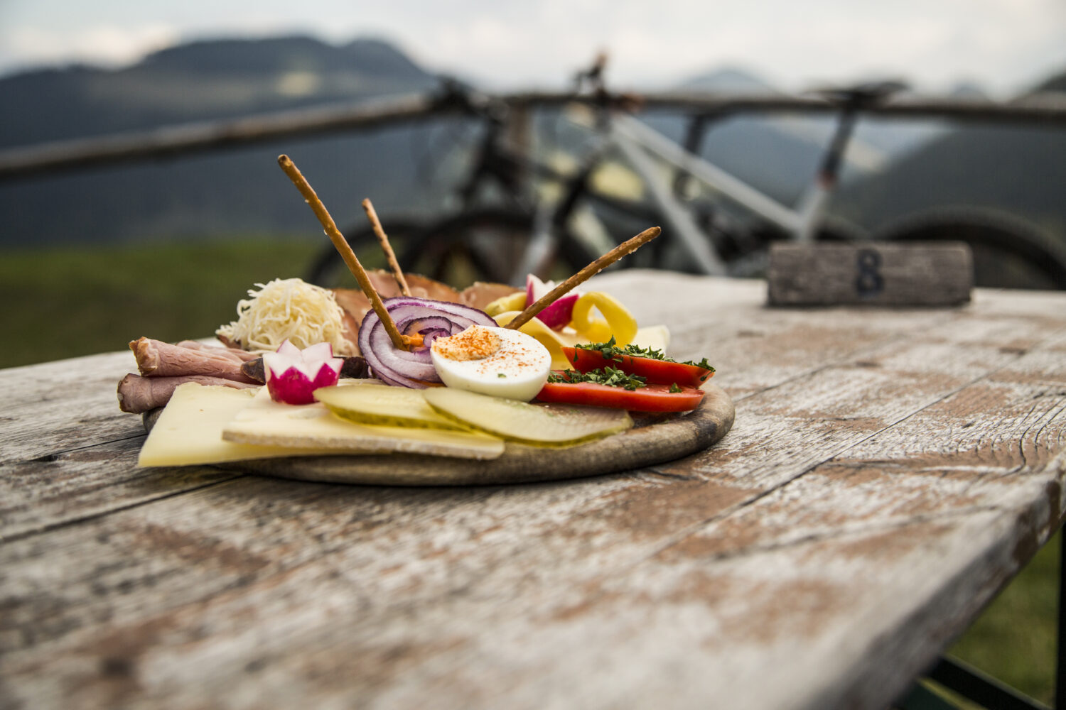 Ein zeitloser Klassiker: Brotzeit auf der Alm.