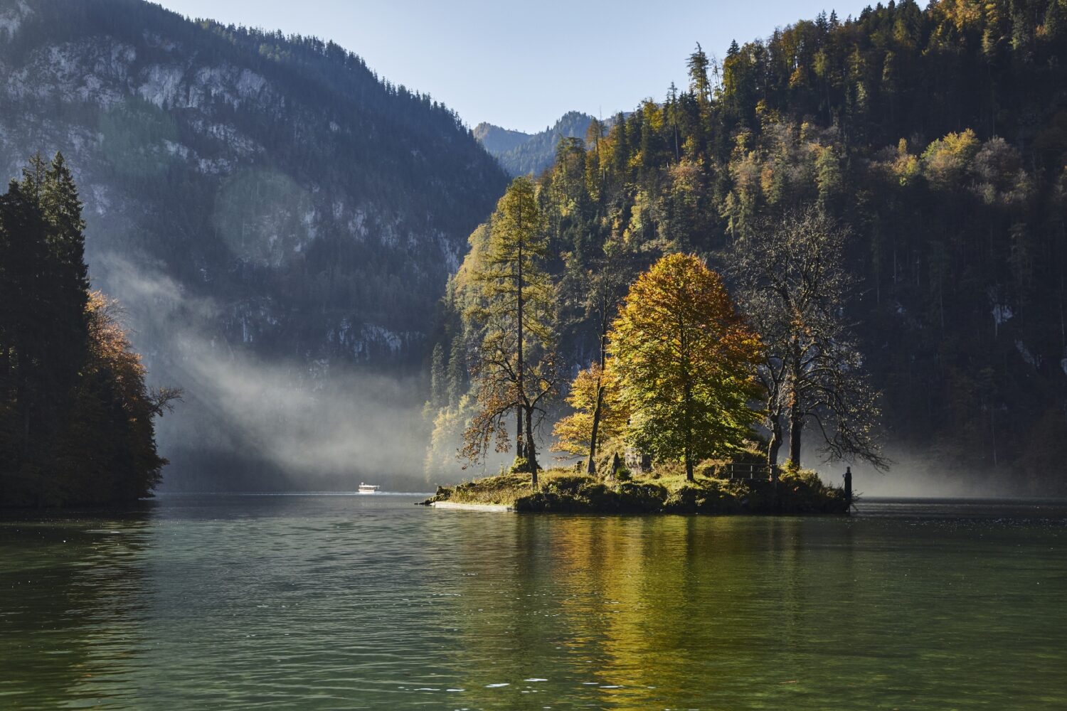 Herrlich herbstlich: Warme Farben und Nebelschwaden erzeugen die besondere Stimmung.