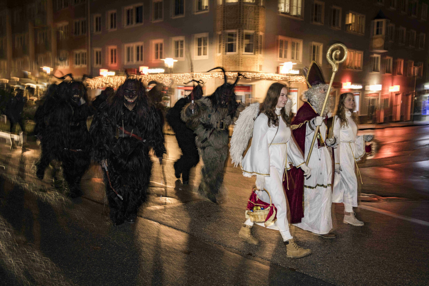 Oberbayerische Tradition: Der Nikolaus mit Engerln und Kramperln.