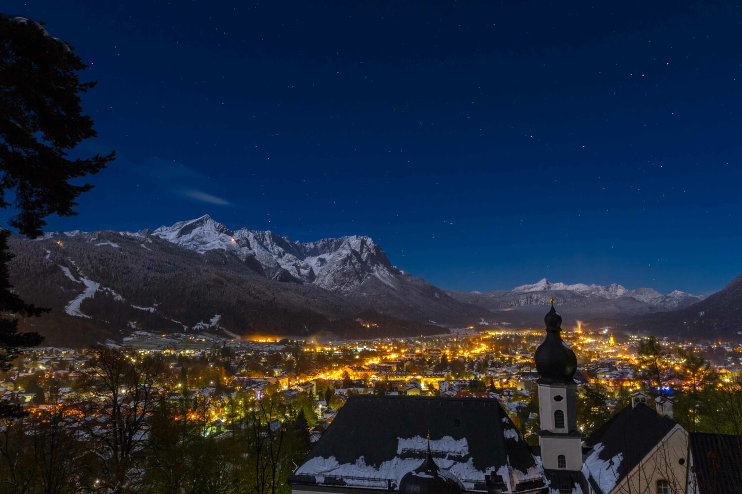 Ein Panorama zum Verlieben: Garmisch-Partenkirchen bei Nacht.