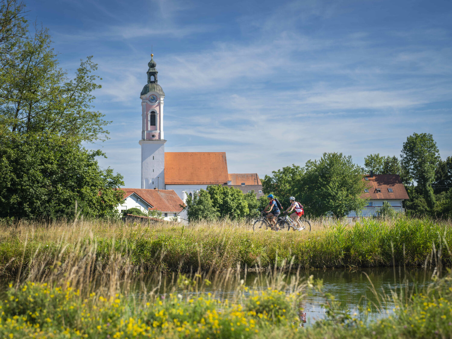 Amperkanal mit Pfarrkirchen St. Johannes der Täufer in Zolling