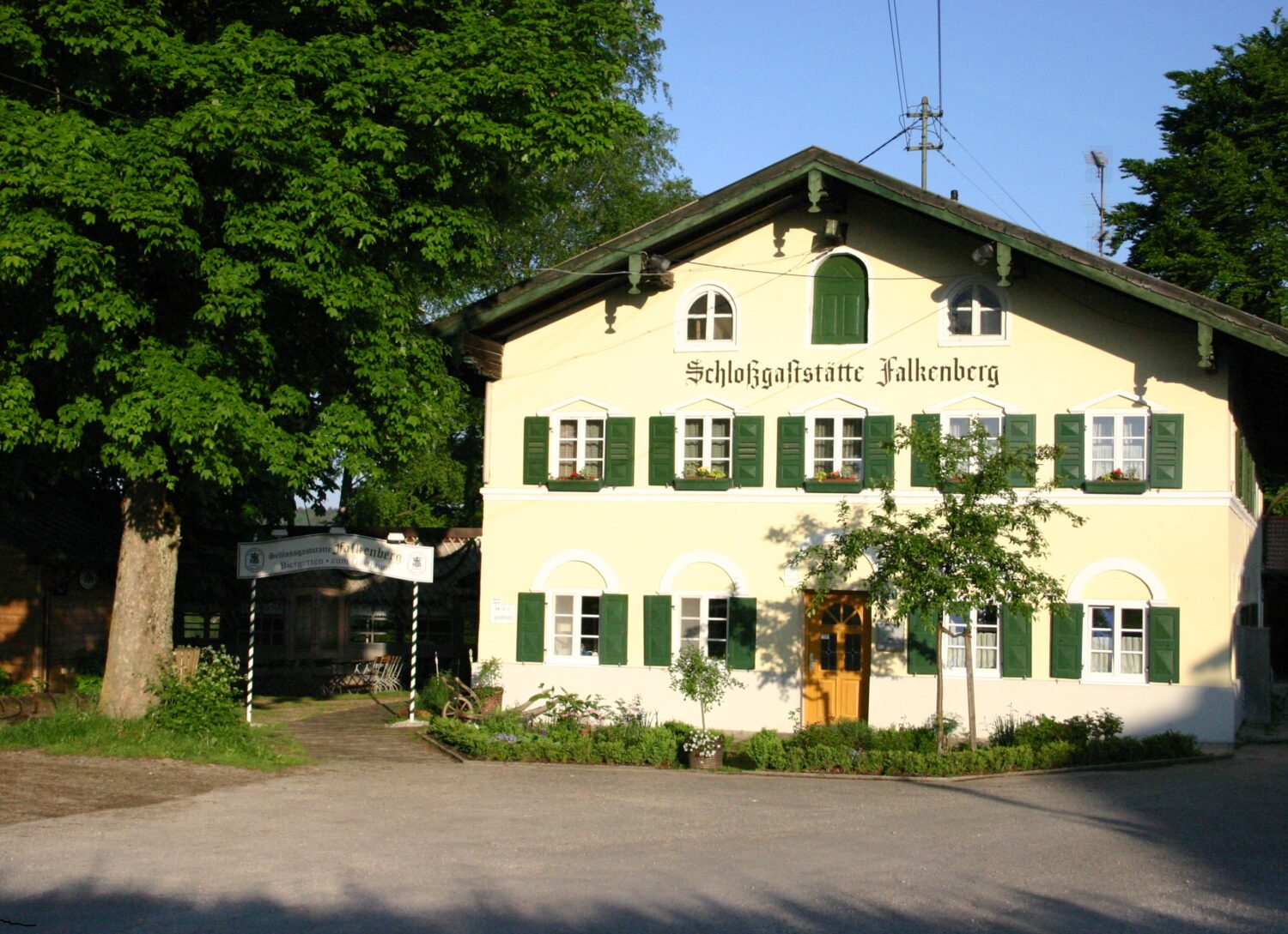 Aus dem 18. Jahrhundert stammt das Gebäude der Schlossgaststätte Falkenberg.