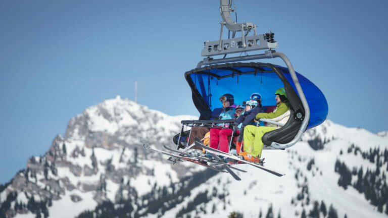 Image for 4 tips for skiing trips with the family