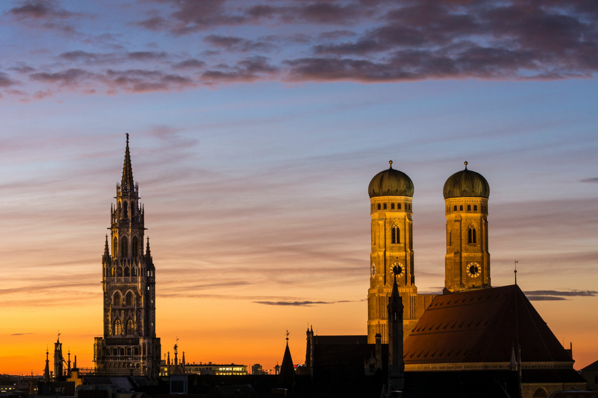 Frauenkirche und Turm Neues Rathaus Abend
