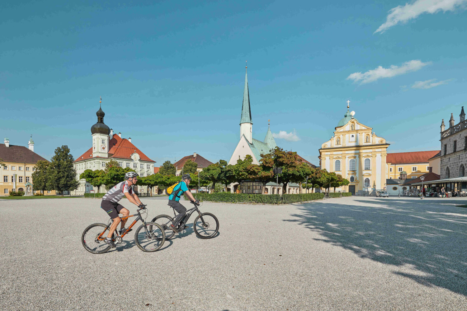 Zwei Radfahrer am Kapellplatz Altötting