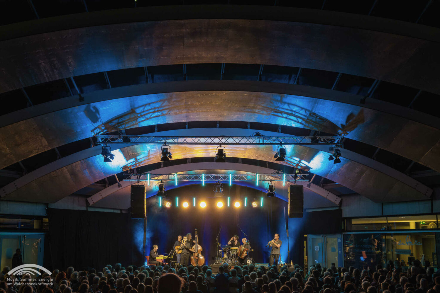 Jedes Jahr im Sommer verwandelt sich das Walchenseekraftwerk im Tölzer Land in eine ganz besondere Open-Air Bühne. Umgeben von der großartigen Kulisse der Bergwelt rund um den Herzogstand locken seit 2021 die Sommer Open-Air-Konzerte mit einem besonderen Flair viele hundert Besucher an den Kochelsee. Gleich vormerken für Ende Juni bis Anfang august 2026!