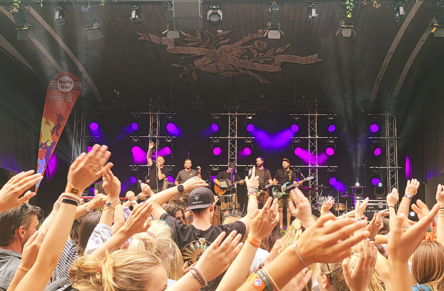 Während der Sommermonate verwandelt sich der Ort in eine lebendige Open-Air-Bühne mit einem vielseitigen Musikprogramm und besonderer Atmosphäre. Mitreißende Live-Acts, Bands und Künstlerinnen und Künstler unterschiedlichster Genres sorgen bis Oktober für abwechslungsreiche Konzertabende im Herzen des Ortes. 
Termin: April bis Oktober 2026