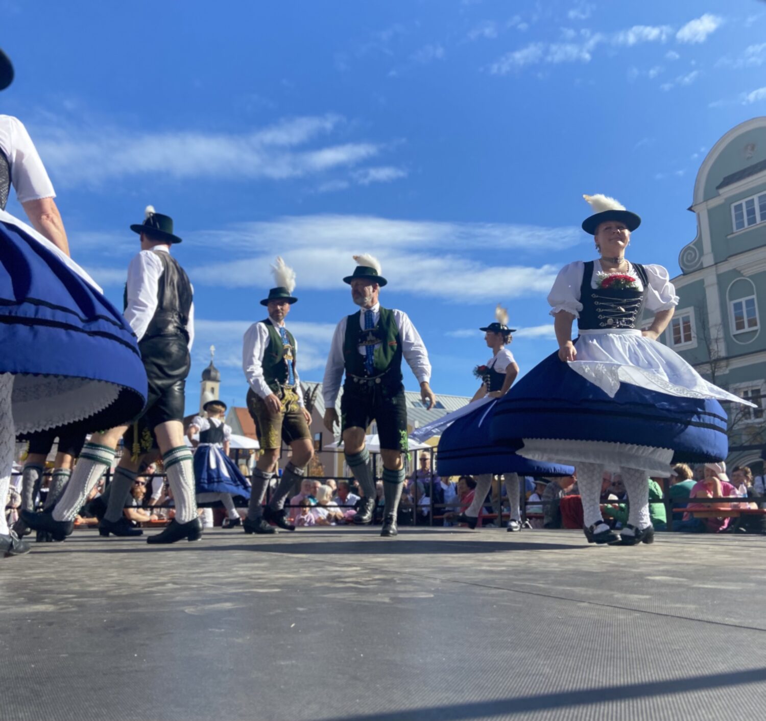 Die Stadt Erding und das Ardeo Netzwerk Erding laden zum Kirtamarkt am 18. Oktober 2026 in Erding ein.
Es erwartet ein bunter Markt, von 13 bis 18 Uhr geöffnete Geschäfte in der Innenstadt und ein traditionelles Programm auf dem Schrannenplatz. Für Unterhaltung sorgen die Stadtkapelle Erding e.V. mit Blasmusik sowie der Heimat- und Trachtenverein Edelweiß Stamm Erding mit Volkstanz.
Termin 18. Oktober 2026