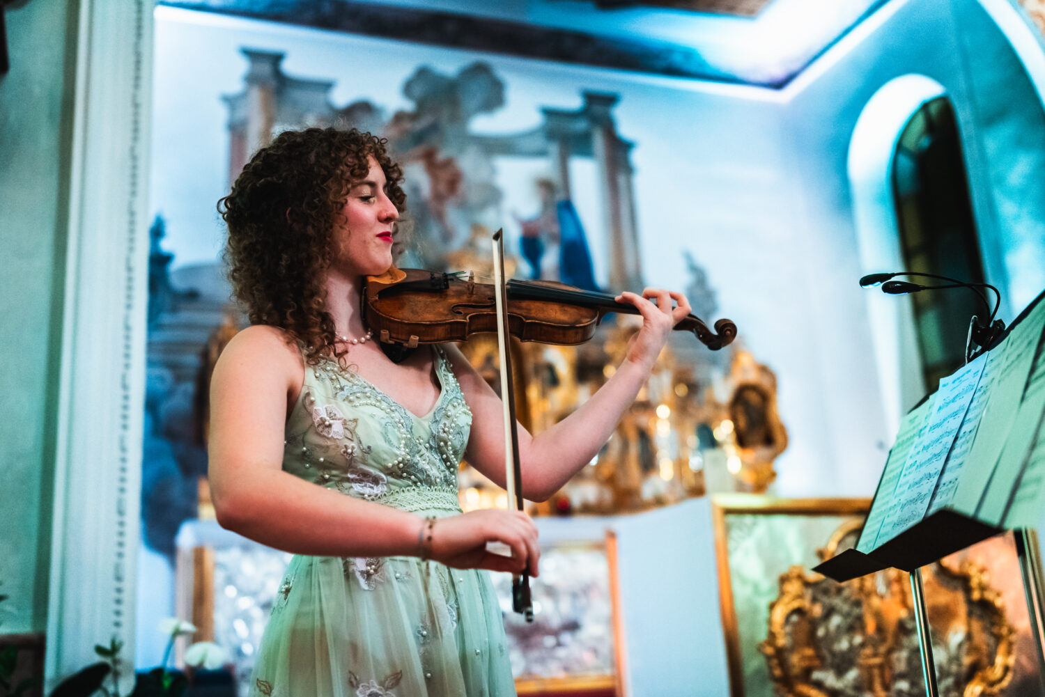 Wenn Musik, Licht und Literatur zu einem einzigartigen Erlebnis verschmelzen, verwandelt sich Altötting in eine Bühne für alle Sinne. Beim Fest der Sinne öffnen rund um den Kapellplatz Kirchen und Kulturorte ihre Türen und laden zu stimmungsvollen Konzerten, Lesungen und beeindruckenden Lichtinszenierungen ein. Freuen Sie sich auf einen besonderen Abend voller inspirierender Klänge, berührender Texte und magischer Atmosphäre. Der Eintritt ist frei.

Termin: 18.09.2026