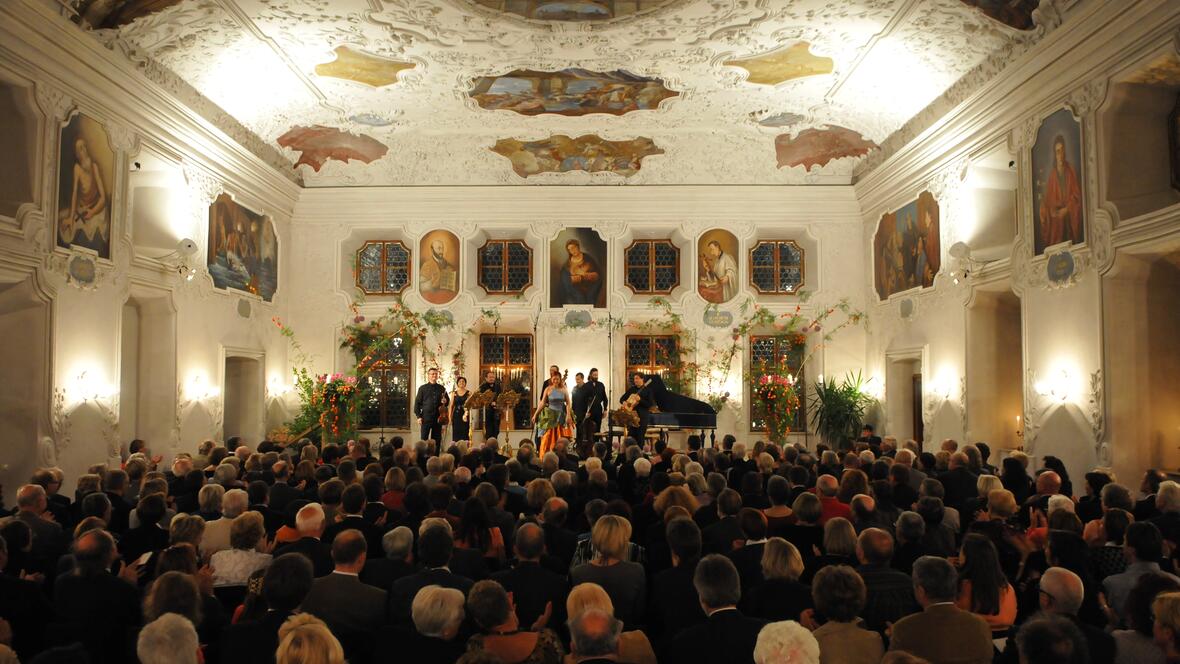 Seit fast 80 Jahren sind die Barockkonzerte ein fester Bestandteil des Neuburger Kulturlebens und das nicht ohne Grund. Der Zauber historischer Aufführungsorte und die musikalische Exzellenz des Festivals sorgen immer wieder für ein einzigartiges Gesamterlebnis. Auch dieses Jahr ist wieder Musik von erlesener Qualität mit international namhaften Ensembles und Solisten zu erleben. Dabei entdecken Sie nicht nur den lebendigen Abwechslungsreichtum und die künstlerische Klasse, die das Festival ausmachen, sondern auch bedeutende Orte der historischen Altstadt Neuburgs. Termin: 9.10. bis 11.10.2026