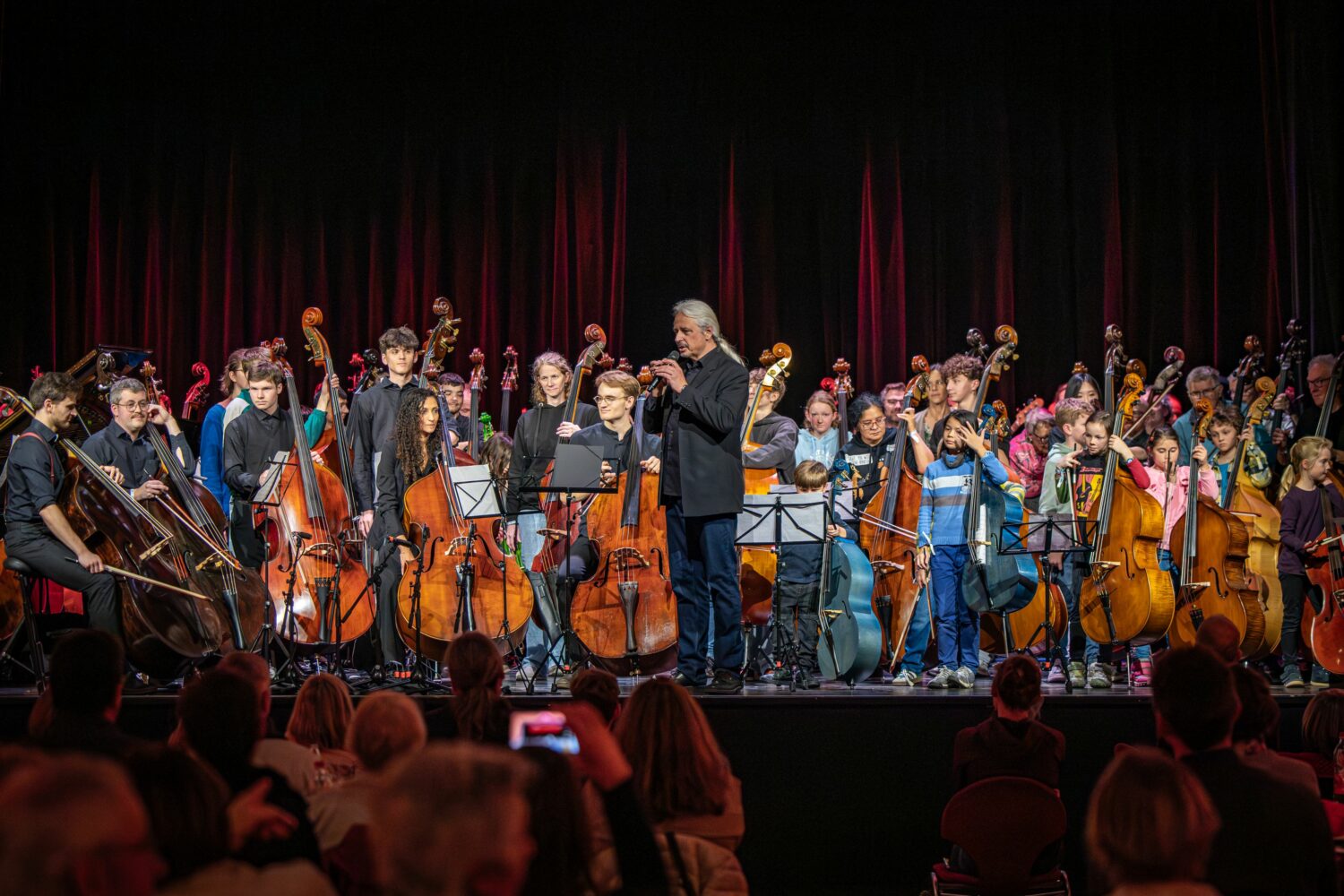 Beim Konzert „Masters of Bass“ erleben Besucher die faszinierende Welt des Kontrabasses und E-Basses. Internationale Stars, junge Talente und renommierte Bassistinnen und Bassisten sorgen für einen Abend voller Virtuosität, Vielfalt und musikalischer Energie – darunter DaXun Zhang, Ida Nielsen, Bruce Gertz und Claus Freudenstein. Ein besonderes Highlight ist das Bavarian Big Bass Orchestra, bei dem mehr als 40 Teilnehmende der Bayerischen Basstage zu einem einzigartigen Klangkörper verschmelzen und gemeinsam den Konzertabend eröffnen. Termin: 31.10.2026 im Stadtsaal Burghausen